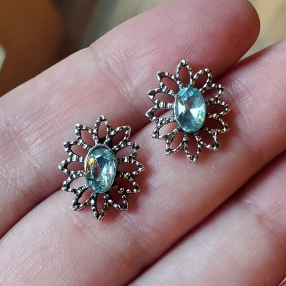 NWOT Baby Blue Flower Stud Earrings - Picture 4 of 5